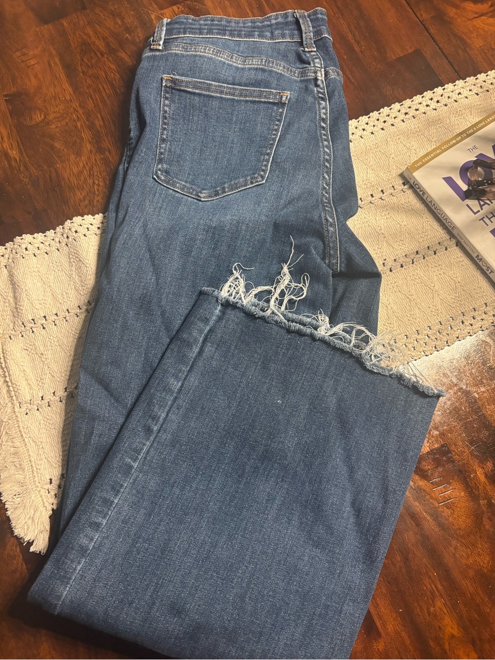 Indigo Women's Cropped Frayed-Hem Jeans in Medium Blue